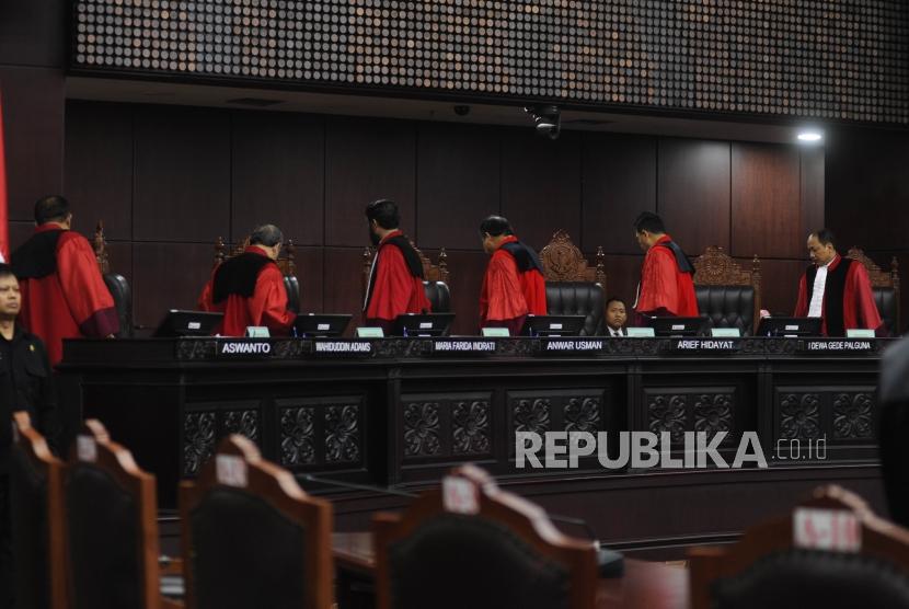 Majelis Hakim Mahkamah Konstitusi  usai  membacakan putusan sepuluh perkara PUU, di ruang sidang gedung MK, Jakarta, Selasa (12/12).