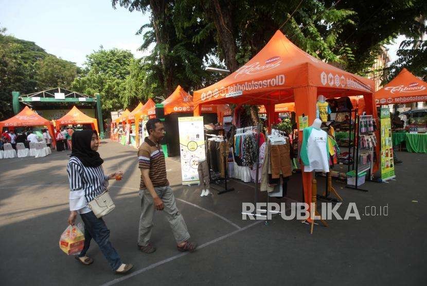 Pengunjung melihat-lihat stan produk halal saat pembukaan acara Halal Fair 2018 di Masjid Cut Mutia, Jakarta, Jumat (28/9).