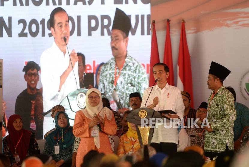 Sosialisasi Penggunaan Dana Desa. Presiden Joko Widodo menyampaikan sambutan saat sosialisasi penggunakan dana desa di Trenggalek, Jawa Timur, Jumat (4/1/2019).