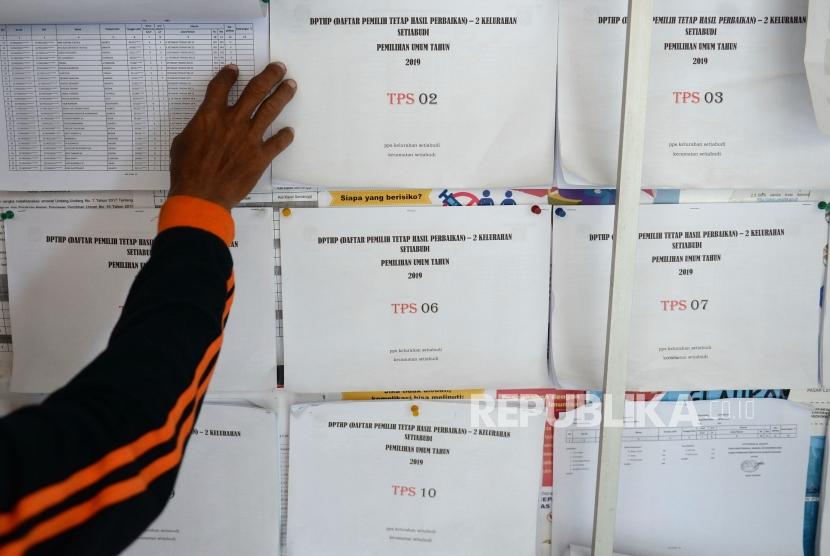 Validasi DPT. Petugas PPSU sekaligus warga memeriksa DPT Pemilu di Kelurahan Setia Budi, Jakarta, Jumat (5/4/2019).