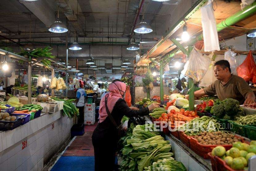 Calon pembeli memilih sayuran yang dijual di Pasar Senen, Jakarta , Senin (1/10).