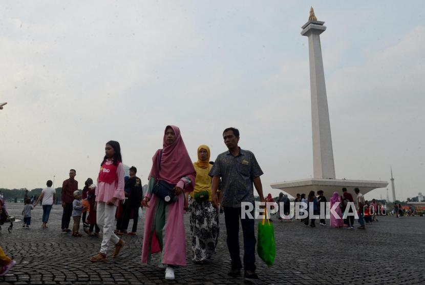 Sejumlah pengunjung saat berwisata di Monumen Nasional (Monas), Jakarta.