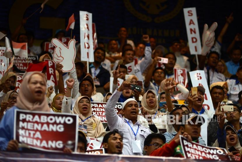 Sejumlah pendukung Calon Presiden dan Calon Wakil Presiden Nomor Urut 02 Prabowo Subianto dan Sandiaga Uno saat menghadiri acara pidato kebangsaan di Jakarta Convention Center, Senin (14/1).