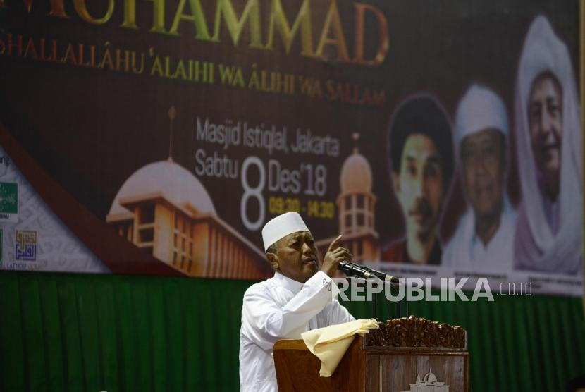 Pimpinan Pondok Pesantren Ash-Shiddiqiyah KH Noer Muhammad Iskandar memberikan tausiyah pada peringatan Maulid Nabi Muhammad SAW yang diselenggarakan oleh PBNU di Masjid Istiqlal, Jakarta, Sabtu (8/12).