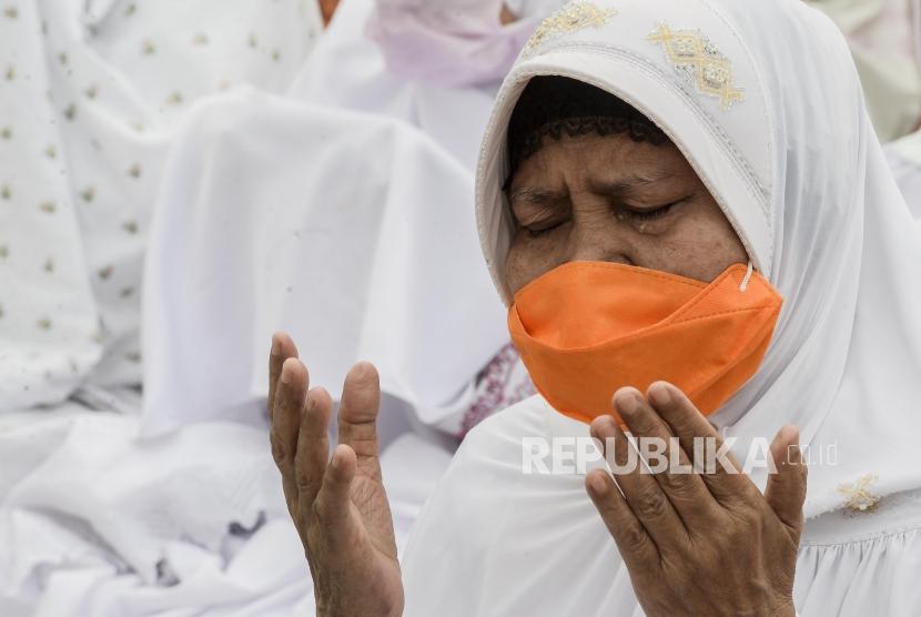 Sejumlah jamaah menangis saat berdoa usai melakukan shalat Istisqa di Masjid Raya Nur Alam, Pekanbaru, Riau, Rabu (18/9).
