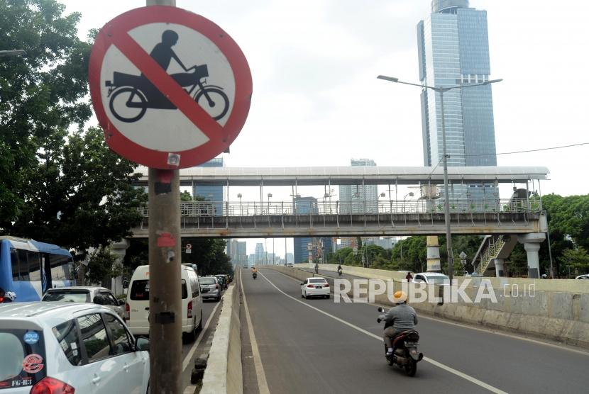 Sejumlah pengendara sepeda motor melintasi Jalan Layang Non Tol (JLNT) Kampung Melayu-Tanah Abang di kawasan Casablanca, Jakarta, Kamis (13/12).