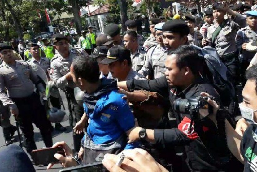 Aksi Mahasiswa Setelah Pelantikan DPRD Kota Bandung Berakhir Ricuh