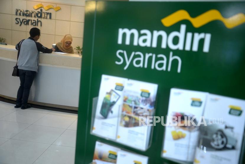 Pembiayaan BSM. Petugas melayani transaksi nasabah di kantor layanan Bank Mandiri Syariah, Jakarta, Senin (12/3).