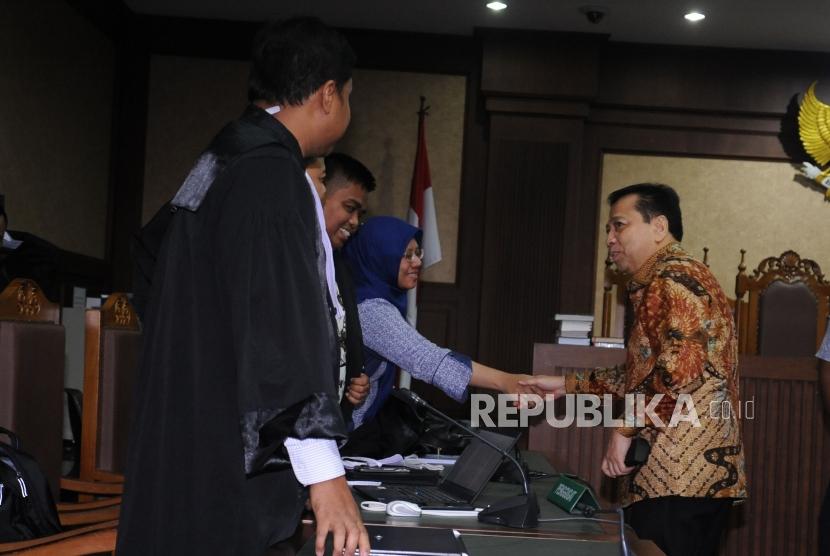 Terdakwa kasus  tindak pidana korupsi KTP Elektronik  Setya Novanto bersalaman bersama jaksa penuntut umum usai  menjalani persidangan yang beragendakan pembacaan putusan di Pengadilan Tindak Pidana Korupsi (Tipikor), Jakarta, Selasa  (24/4).