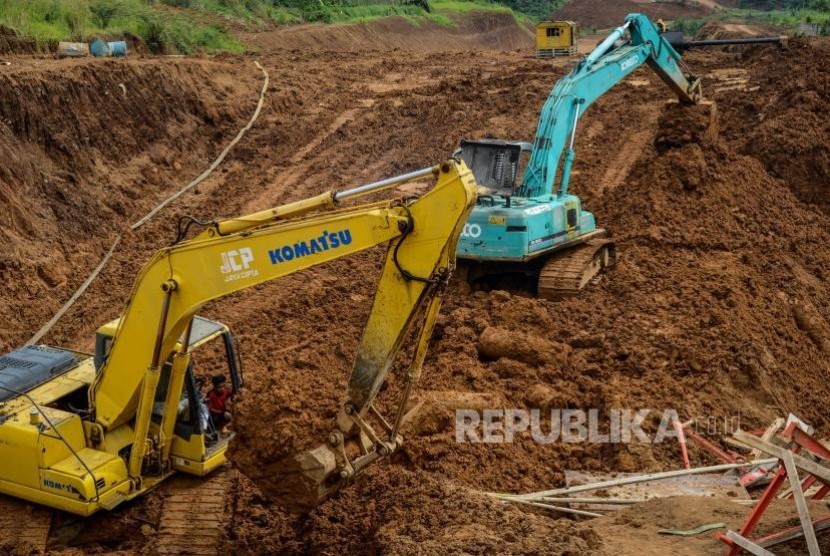 Proyek Jalan Tol Bogor-Ciawi-Sukabumi

Pekerja menggunakan eskavator menyelesaikan proyek pembangunan Jalan Tol Bogor-Ciawi-Sukabumi (Bocimi) di Kawasan Rancamaya, Bogor, Jawa Barat, Selasa (1/11). Proyek jalan tol sepanjang 54 kilometer dengan anggaran mencapai Rp 7,7 triliun tersebut ditujukan untuk menjadi pemecah kemacetan yang kerap kali terjadi di jalur Ciawi-Sukabumi. Raisan Al Farisi/Republika.