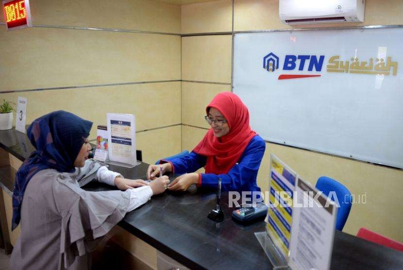 Petugas melayani transaksi nasabah di kantor layanan BTN Syariah, Jakarta (ilustrasi). 
