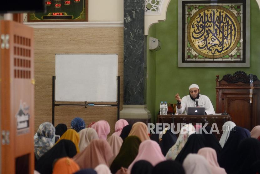 Penceramah yang juga Dokter Zaidul Akbar memberikan tausiyah di Masjid Raudhatul Jannah, Jatibening, Bekasi, Jawa Barat, Kamis (11/4).