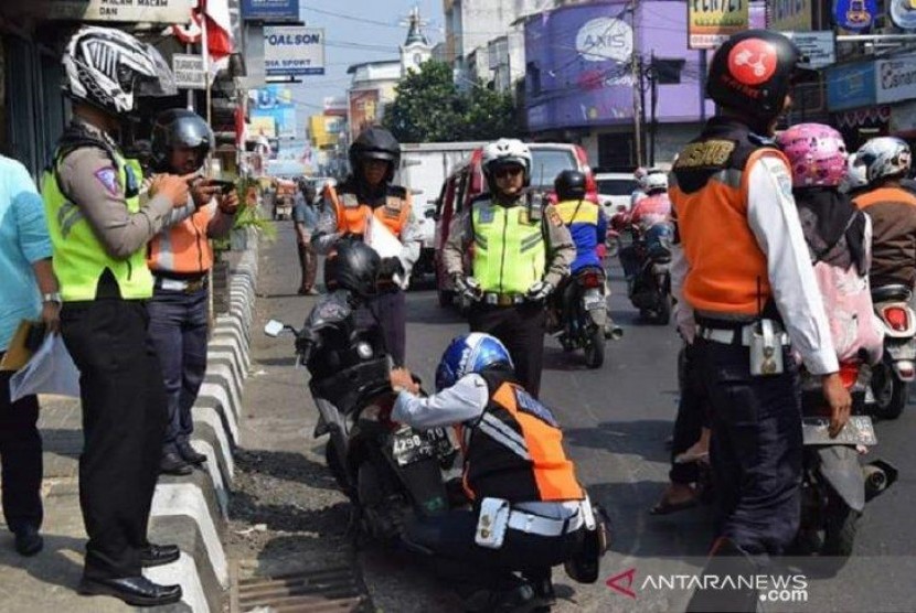 Parkir Sembarangan di Sukabumi Siap-siap di Sanksi Kempes dan Gembok Ban