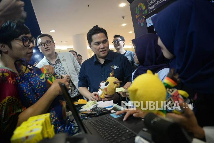 Ketua Inasgoc Erick Thohir berbincang dengan pegawai usai launcing official merchandise Asian Games 2018 di Mall Senayan City, Jakarta, Jumat (23/3).