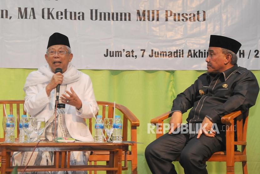 Ketua MUI Pusat KH. Maruf Amin dan Wali Kota Depok Muhammad Idris (dari kiri) memaparkan penjelasan pada acara Pengajian Ulama Umaro di Kantor MUI Kota Depok, Jawa Barat, Jumat (23/2).