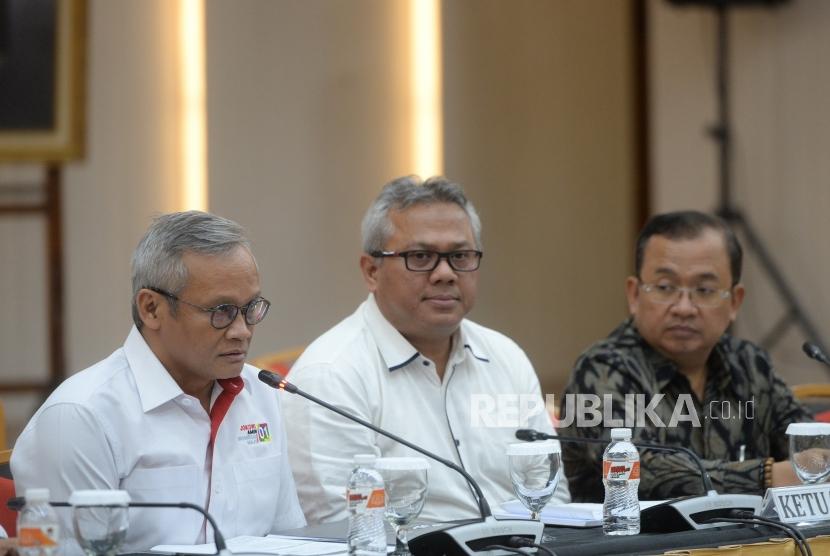 Pertemuan Persiapan Debat Capres. Ketua KPU Pusat Arief Budiman (tengah) menyampaikan keterangan pers usai pertemuan bersama tim sukses capres di Gedung KPU, Jakarta, Senin (7/1/2019).