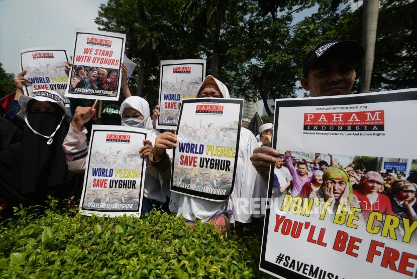 Massa berbagai ormas Islam menggelar aksi solidaritas selamatkan muslim Uighur di depan Kedutaan Besar  Republik Rakyat China di  Jakarta, Jumat (21/12).