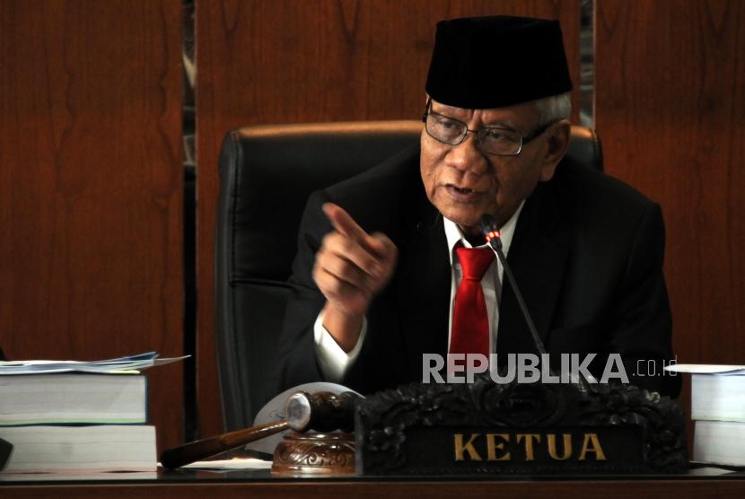 Ketua Dewan Kehormatan Penyelenggara Pemilu (DKPP) sekaligus Ketua Majelis Pemeriksa Harjono memaparkan penjelasan saat memimpin Sidang Pelanggaran Kode Etik di Kantor DKPP, Jakarta, Rabu (14/3).