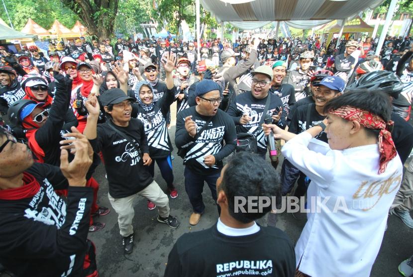 Peserta berjoged bersama pada acara Go West Java Bandung Lautan Api, di halaman parkir Gedung Sate, Kota Bandung, Ahad (31/3).