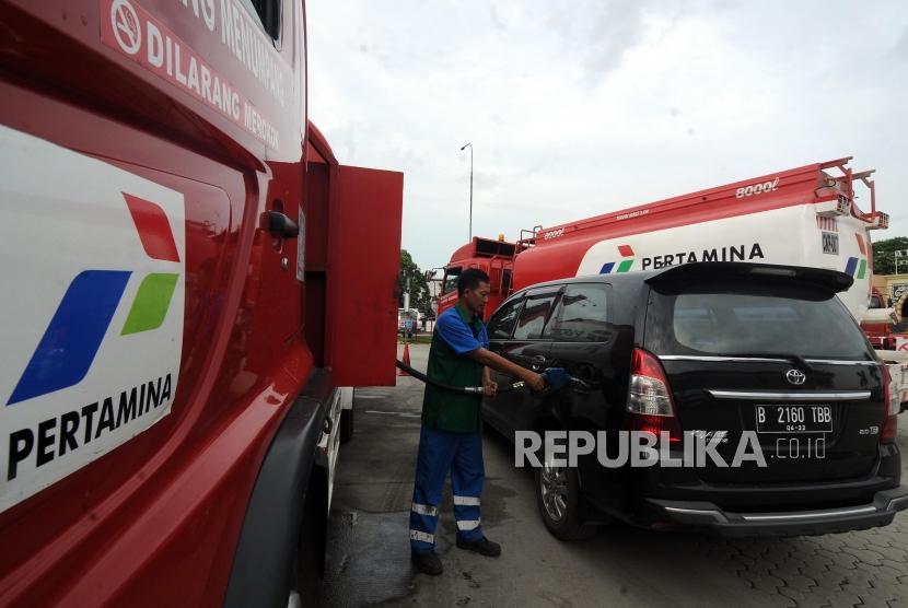 Mobile Dispenser. Petugas saat mengisikan bahan bakar dari SPBU Mobile Dispenser di Rest Area Kilometer 57, Karawang, Jawa Barat, Selasa (19/12).