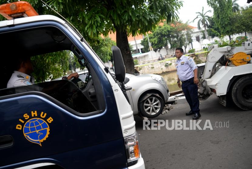 Dishub Jaksel Derek 197 Kendaraan Sepanjang Januari. Petugas Dinas Perhubungan DKI Jakarta menderek mobil yang parkir liar.