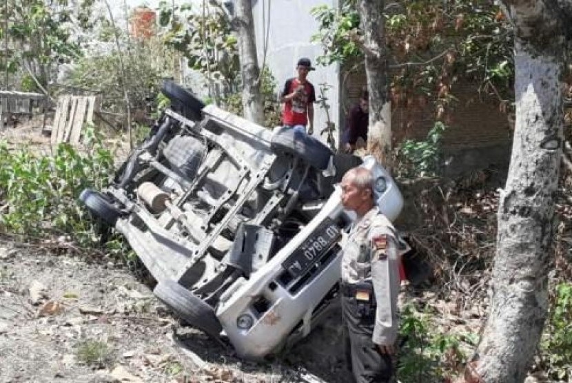  Petugas Polsek Sumberlawang saat melakukan olah TKP kecelakaan mobil terguling di Mojopuro, Sumberlawang, Sragen, tadi pagi. Foto/Istimewa