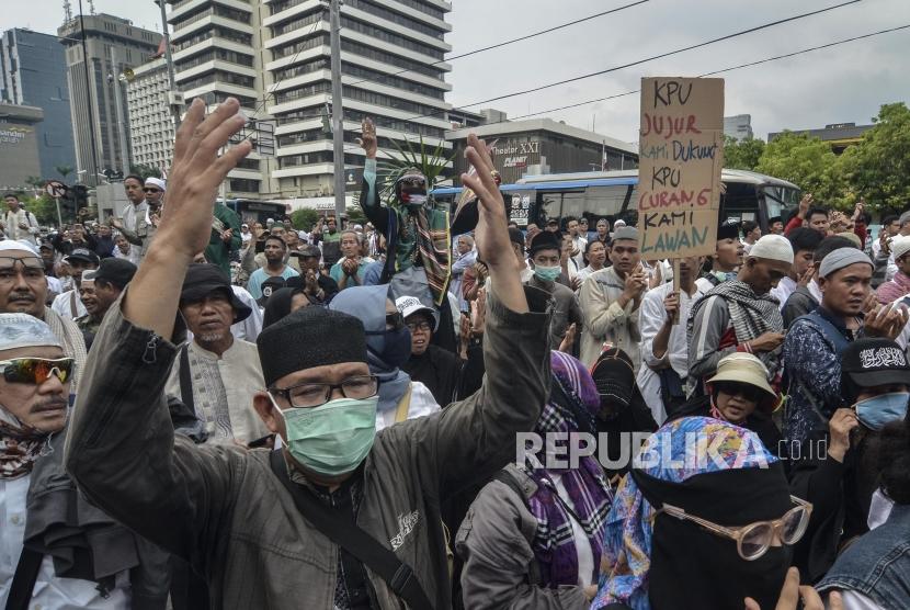 Sejumlah massa aksi yang tergabung dalam Persaudaraan alumni 212 atau PA 212 melakukan aksi damai di depan gedung Badan Pengawas Pemilu (Bawaslu), Jakarta Pusat.