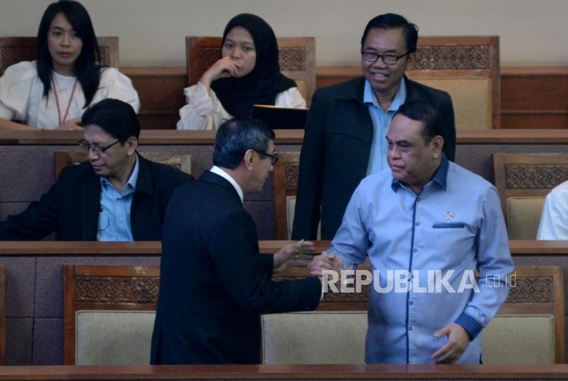 Menkumhan Yasonna Laoly bersalaman Menpan RB Syafruddin ketika menghadiri Rapat Paripurna di Kompleks Parlemen, Senayan, Jakarta, Selasa (17/9).