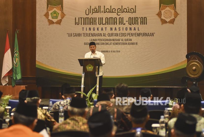 Wakil Gubernur Jawa Barat Uu Ruzhanul Ulum memberikan sambutan pada acara Pembukaan Ijtimak Ulama Al-Quran Tingkat Nasional di Hotel El Royale, Kota Bandung, Senin (8/7) malam.