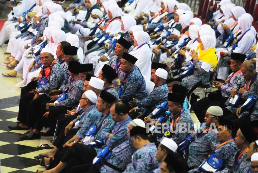 (Ilustrasi) Sejumlah calon jamah haji kloter pertama mengantre untuk perekaman biometrik di Asrama Haji Pondok Gede, Jakarta, Senin (16/7).
