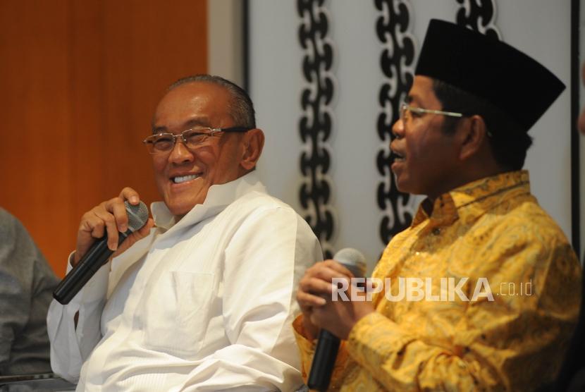 Ketua  Dewan Pertimbangan Partai Golongan karya Aburizal Bakrie (Kiri), PLT Ketua umum partai golongan karya Idrus Marham (Kanan) sedang melakukan konferensi pers di Bakrie Tower, Kuningan, Jakarta, Jumat (24/11).