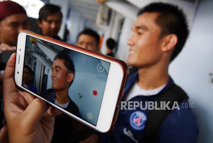 Pemain baru Persib Bandung Zalnando menjawab pertanyaan wartawan usai sesi latihan di Stadion Arcamanik, Bandung, Senin (21/1).