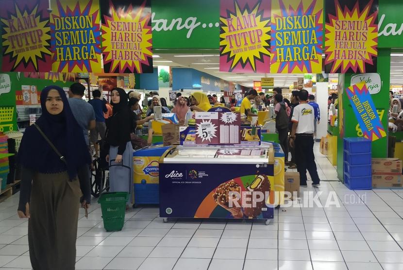 Calon pembeli usai berbelanja di Supermarket Giant, Mampang Prapatan, Jakarta, Ahad (23/6).