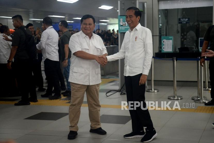 Presiden Joko Widodo dan Ketua Umum Partai Gerindra Prabowo Subianto berjabat tangan saat tiba di Stasiun MRT Lebak Bulus, Jakarta, Sabtu (13/7).