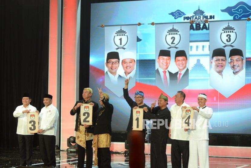 Pasangan calon gubernur dan wakil gubernur Jawa Barat memperlihatkan nomor urut usai Pengundian Nomor Urut Pasangan Calon Gubernur dan Wakil Gubernur Jawa Barat, di SOR Arcamanik, Kota Bandung, Selasa (13/2).