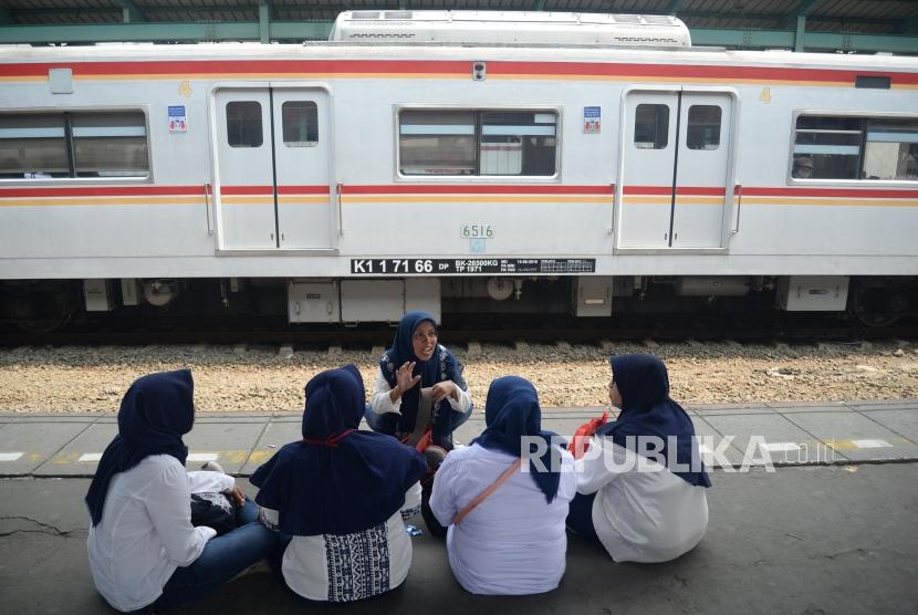 Sejumlah penumpang menunggu Kereta Rel Listrik (KRL) di Stasiun Manggarai, Jakarta, Ahad (4/8).