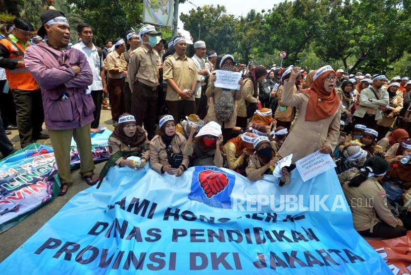 Sejumlah pegawai honorer Kategori 2 (K2) yang tergabung dalam Forum Honorer Kategori 2 Indonesia (FHK2I) melaksanakan aksi di depan Gedung Balaikota Jakarta, Rabu (26/9).
