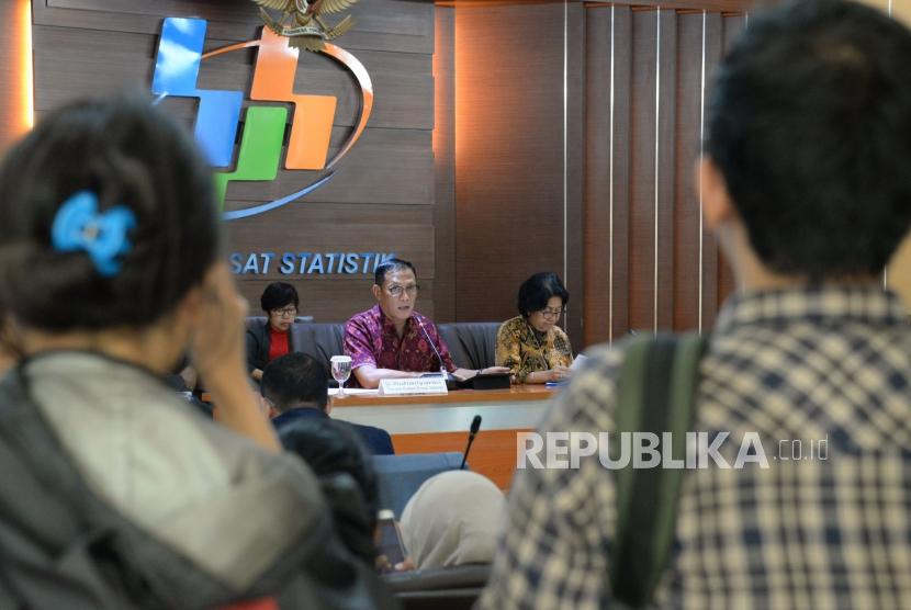 Kepala Badan Pusat Statistik (BPS) Suhariyanto (Kiri) didampingi Diputi Bidang Statistik Distribusi dan Jasa Yunita Rusanti ketika mengumumkan perkembangan ekspor dan impor Indonesia di Kantor BPS, Jakart,Senin (17/12).