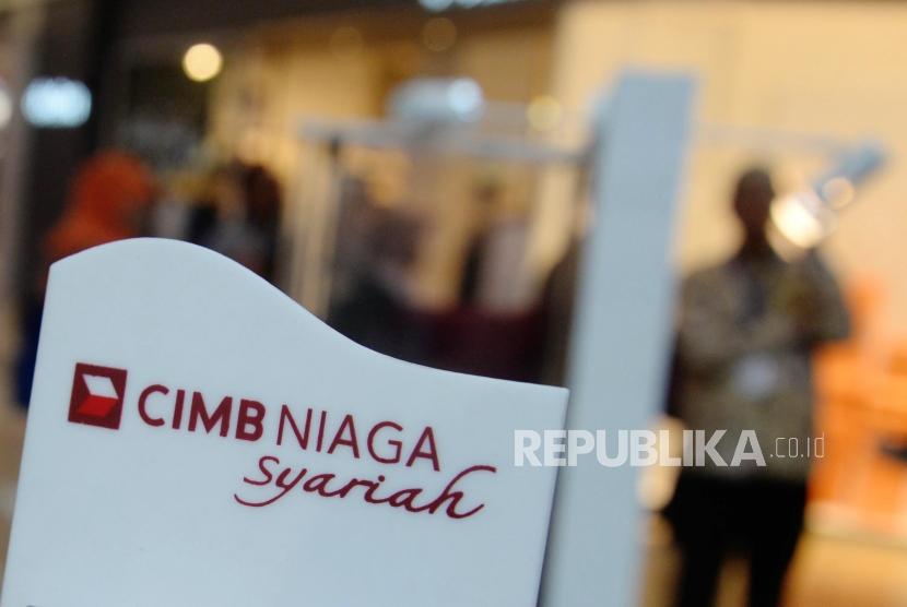 Nasabah mencari informasi perbankan syariah di booth Bank CIMB Niaga Syariah, Jakarta, Ahad (19/11).