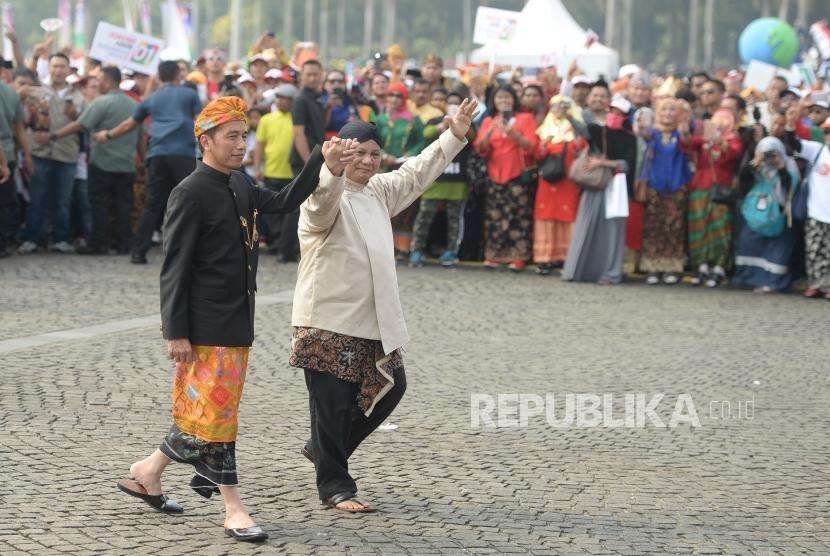 Deklarasi Kampanye Damai.  Capres nomer 01 Joko Widodo dan Capres no 02 Prabowo (kanan) berjalan bersama usai  mengucapkan Deklarasi Kampanye Damai dan Berintegritas Pemilu 2019 di Kawasan Monumen Nasional, Jakarta, Ahad (23/9).