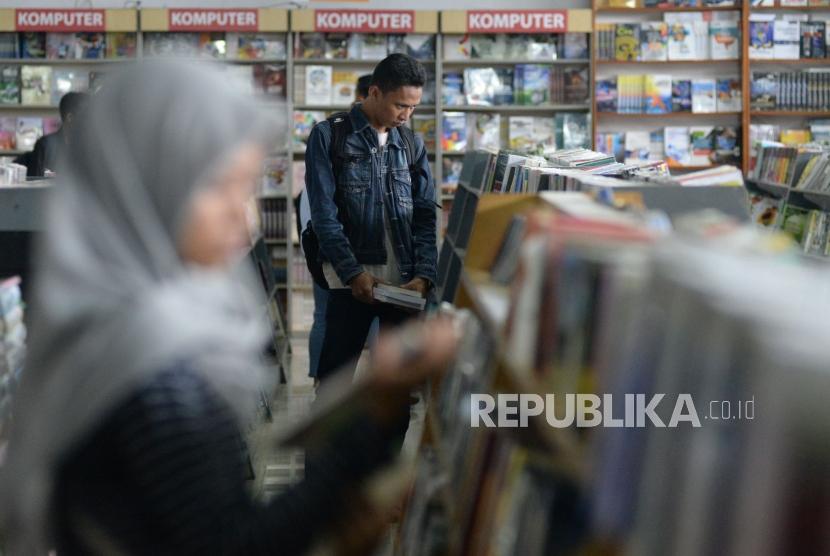 Pengunjung memilih buku di Pasar Buku JakBook, Pasar Kenari, Jakarta, Rabu (1/5).