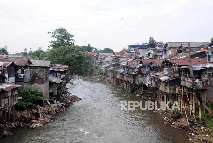 Sejumlah bangunan liar berdiri di bantaran Sungai Ciliwung di kawasan Manggarai, Jakarta Selatan, Senin (8/1).