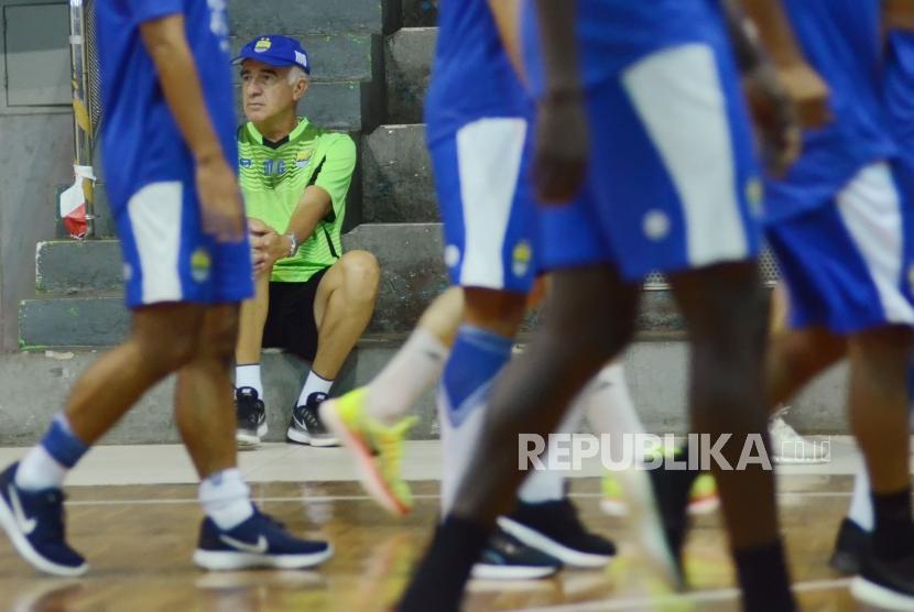 Pelatih Persib Roberto Carlos Mario Gomez memantau latihan Persib. (ilustrasi)