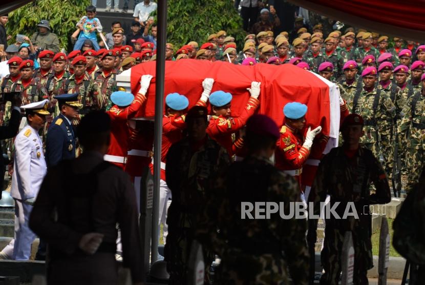 Paspampres membawa peti jenazah saat upacara pemakaman Presiden RI ketiga BJ Habibie di Taman Makam Pahlawan Kalibata, Jakarta, Kamis (13/9).