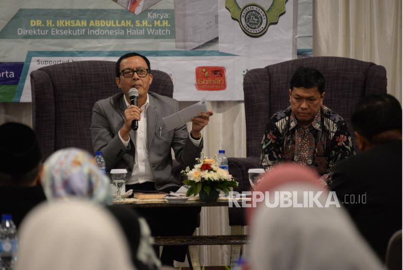 Direkur Eksekutif Indonesia Halal Watch (IHW) Ikhsan Abdullah (kiri) bersama Wakil Ketua Gapmmi Rachmad Hidayat menjadi narasumber pada acara refleksi akhir tahun dab bedah buku 