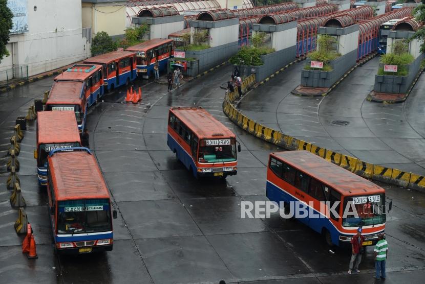 Target Kerja Sama Jak Lingko. Sejumlah Bus menunggu penumpang di Terminal Blok M, Jakarta, Senin (15/4).