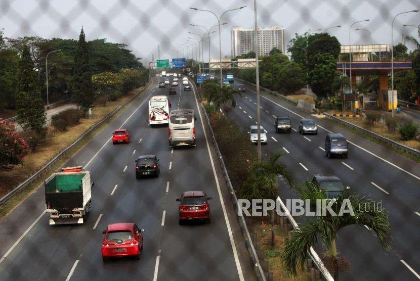 Sejumlah kendaraan melintas di ruas Jalan Tol Lingkar Luar Jakarta atau Jakarta Outer Ring Road (JORR) 