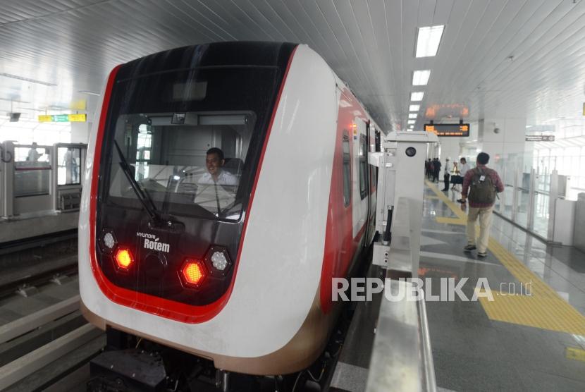 Petugas saat mengoperasikan kereta Light Rail Transit (LRT) di Jakarta, Senin (25/2).