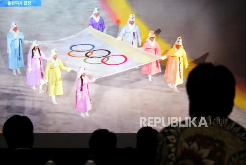 Sejumlah warga Korea menyaksikan live streaming seremoni pembukaan Olimpiade Musim Dingin yang diselenggarakan di Pyeongchang Olympic Stadium, Korea Selatan di Kedutaan Besar Korea Selatan, Jakarta, Jumat (9/2).