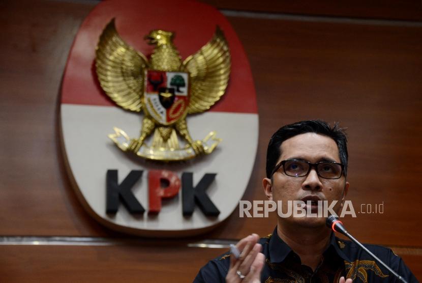 Juru Bicara KPK Febri Diansyah memberikan keterangan saat konferensi pers di Gedung KPK, Jakarta, Selasa (25/6).